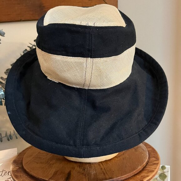 Wallaroo Vineyard wide brim bucket style sun hat - black w/ white mesh panel - Picture 5 of 10